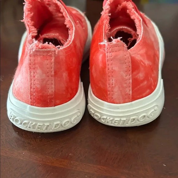 Stylish Red Canvas Sneakers - Picture 3 of 8